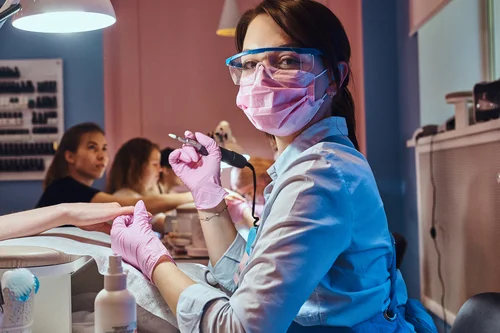 Mujer aprendiendo cómo convertirte en manicurista